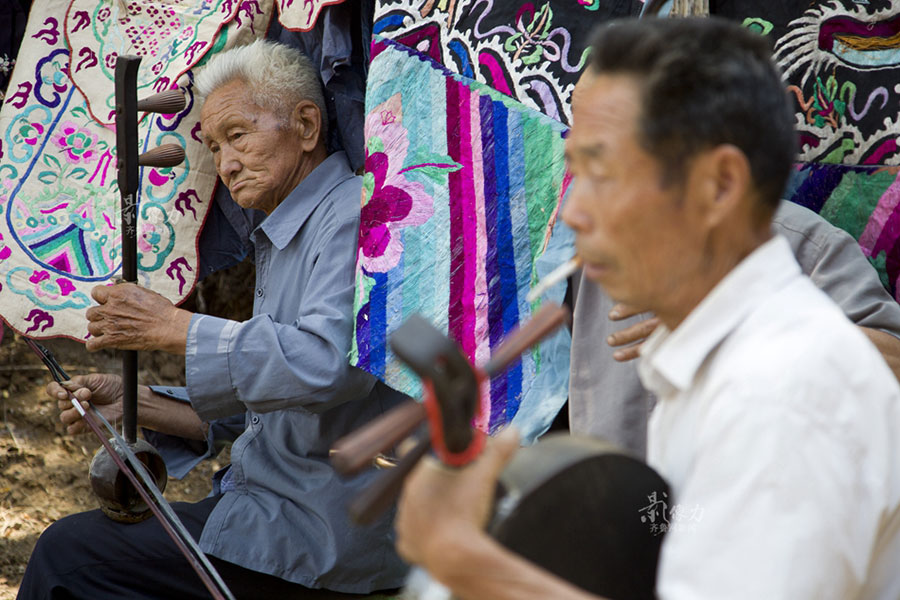 Li Zunzhong, el undécimo heredero del drama Bang de Huangluquan, comenzó a desarrollar este arte después de haber estado desaparecido durante 50 a?os. (Iqilu.com/SunChangzheng, Bai Shaoguang)