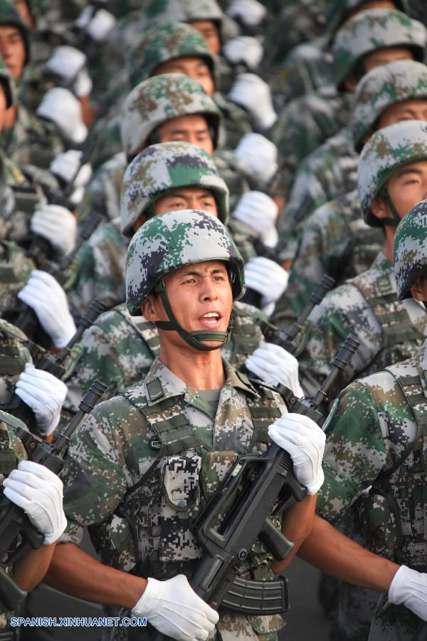 Fotos de entrenamiento para desfile militar de Día de Victoria