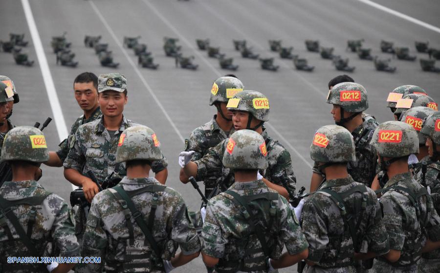 Fotos de entrenamiento para desfile militar de Día de Victoria