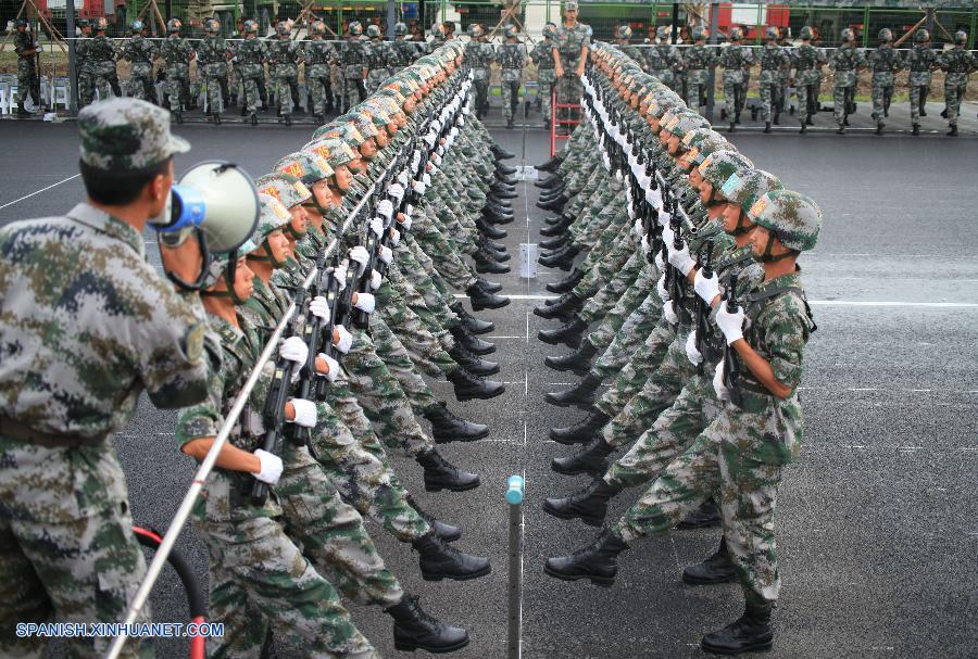 Fotos de entrenamiento para desfile militar de Día de Victoria