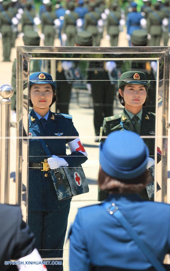 Fotos de entrenamiento para desfile militar de Día de Victoria