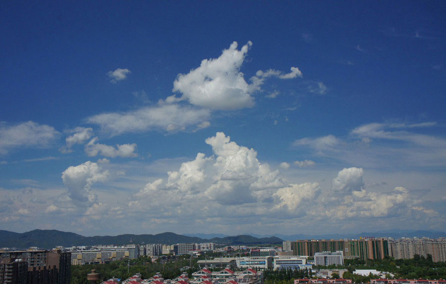 Vistas de las monta?as del oeste de Pekín desde un rascacielos, el 22 de agosto de 2015. 