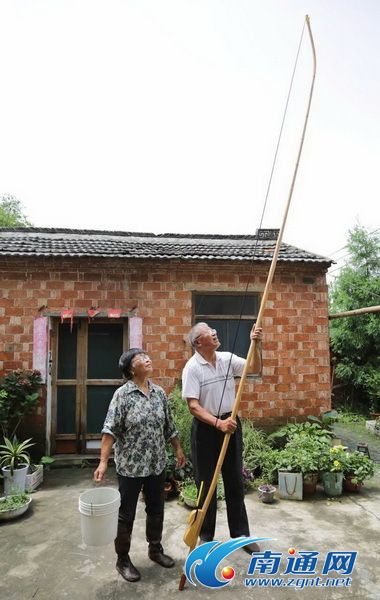 Anciano fabrica un erhu gigante para batir el récord Guiness