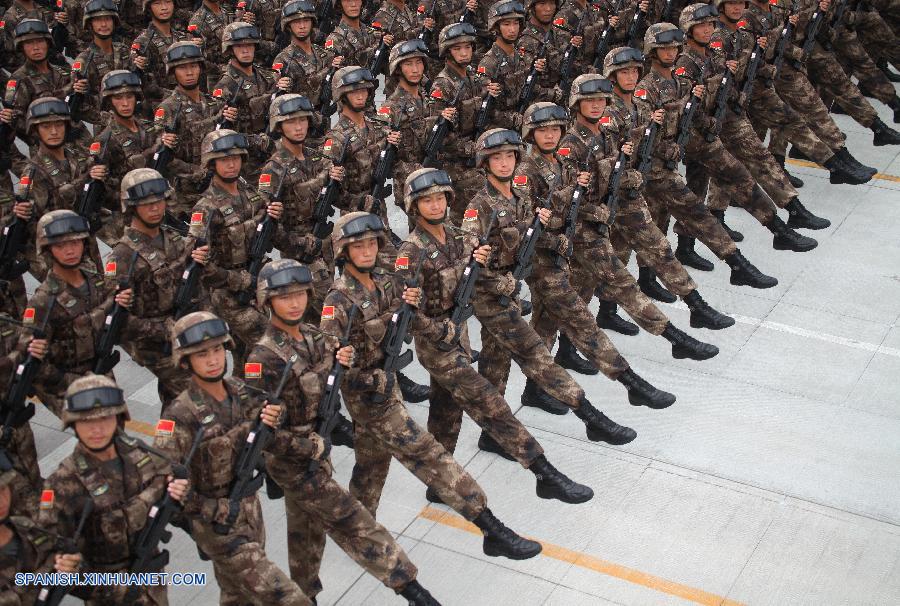 Vida cotidiana de soldadas durante entrenamiento para el desfile militar