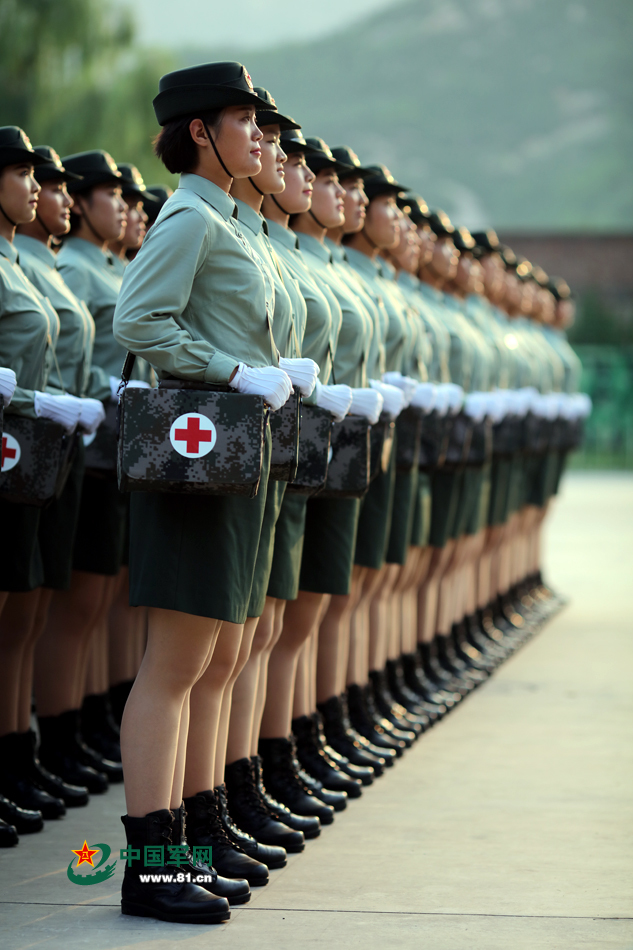 Vida cotidiana de soldadas durante entrenamiento para el desfile militar