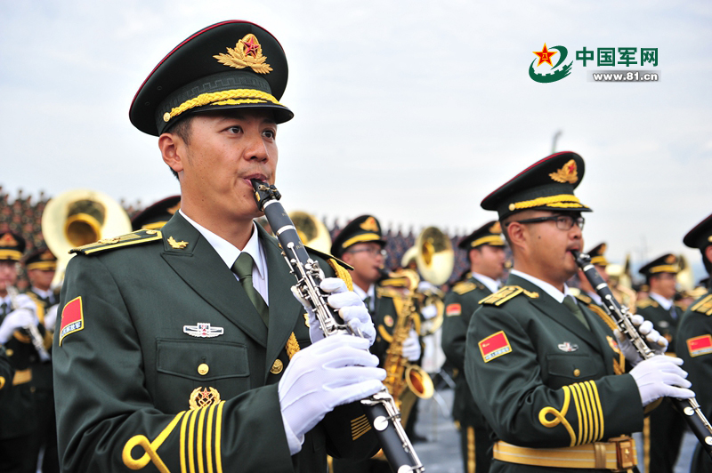 Fotos de soldados en el entrenamiento para el desfile militar