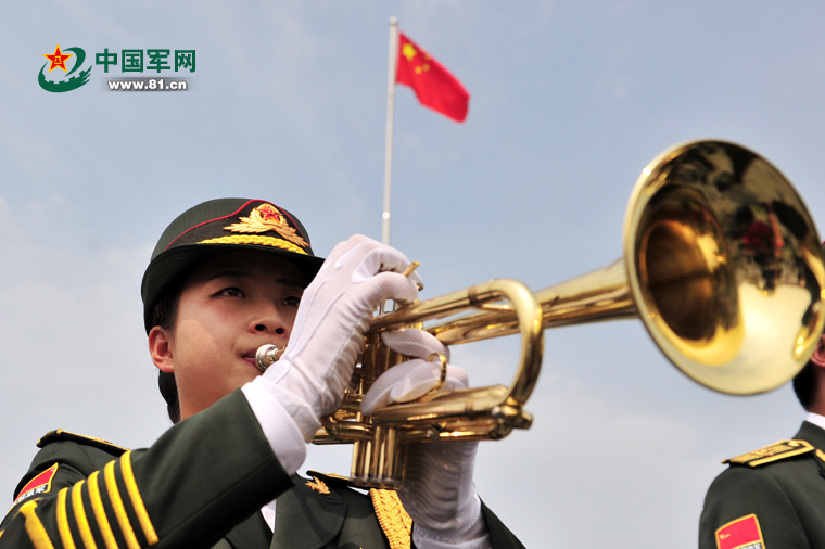 Las bellas artistas en la banda militar para el desfile del Día de Victoria