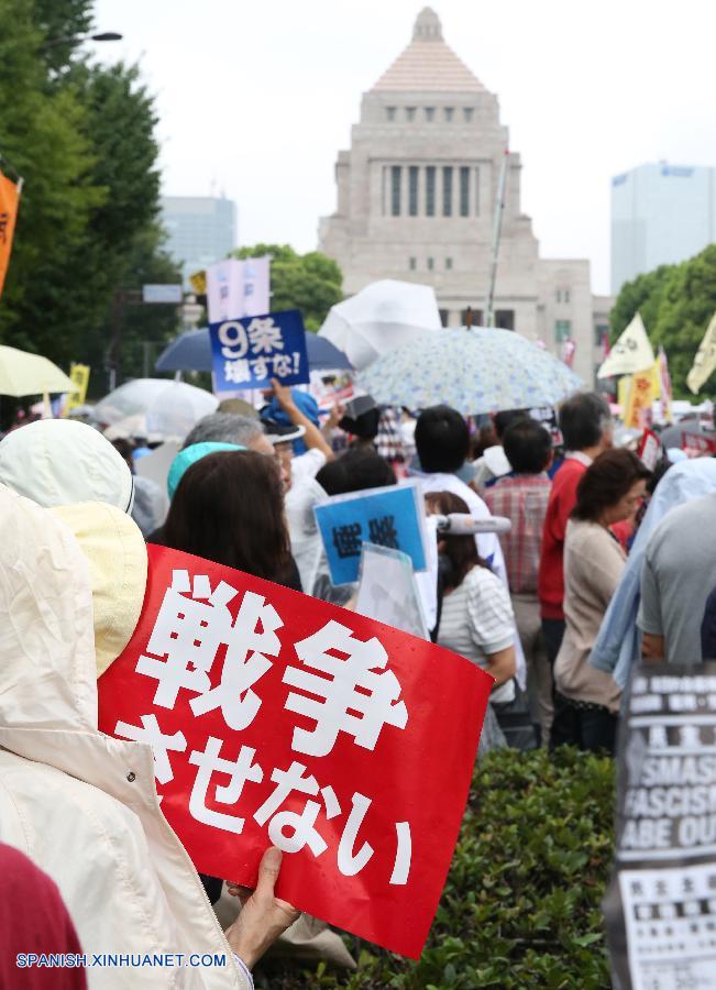 Unos 120.000 manifestantes rodean Dieta japonesa en protesta por reforma seguridad