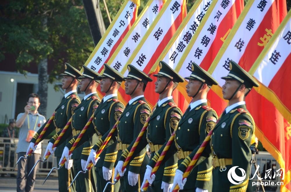 Soldados del EPL ya están listos en la Plaza Tian′anmen