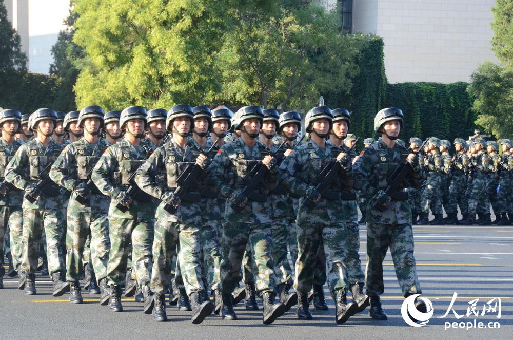 Soldados del EPL ya están listos en la Plaza Tian′anmen