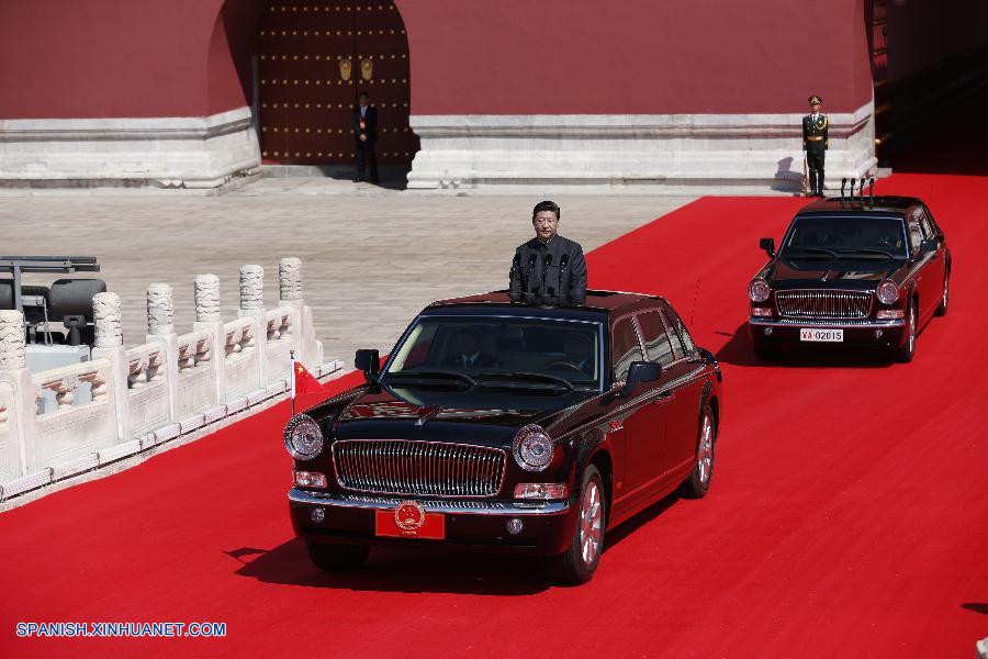 Presidente Xi pasa revista a las fuerzas armadas por primera vez en plaza de Tian'anmen