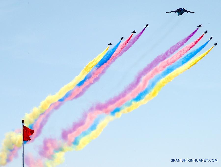 Aviónes en desfile de Día de la Victoria