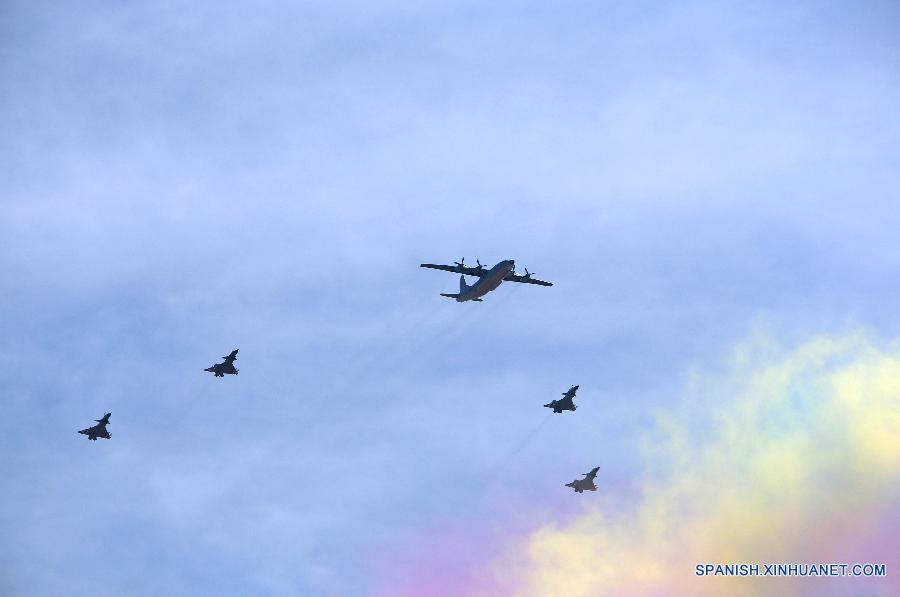 Aviónes en desfile de Día de la Victoria