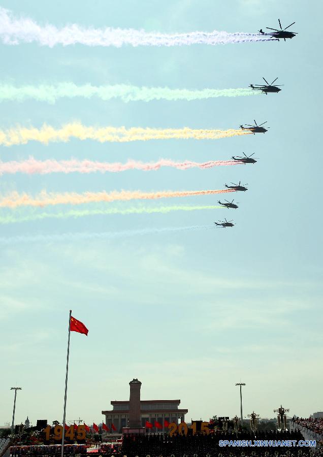 Aviónes en desfile de Día de la Victoria