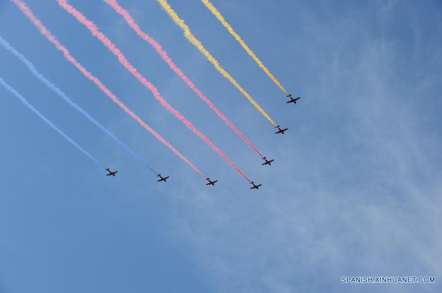 Aviónes en desfile de Día de la Victoria