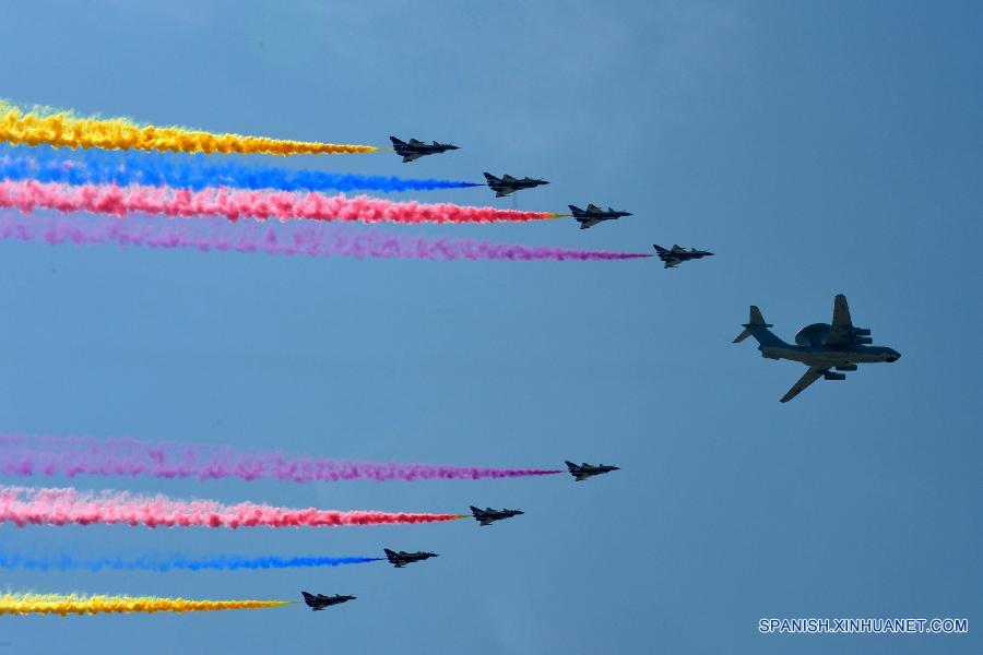 Aviónes en desfile de Día de la Victoria