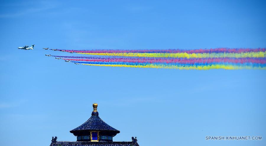 Aviónes en desfile de Día de la Victoria