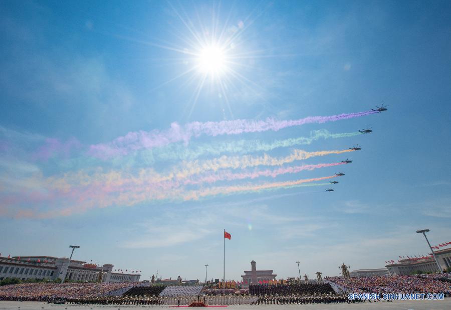 Aviónes en desfile de Día de la Victoria