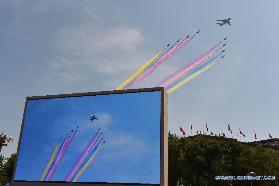 Aviónes en desfile de Día de la Victoria