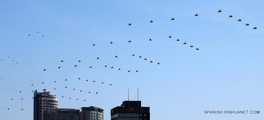 Aviónes en desfile de Día de la Victoria