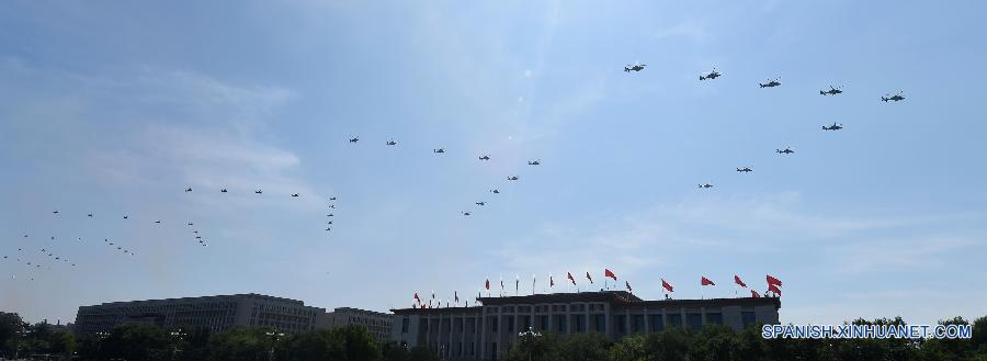 Aviónes en desfile de Día de la Victoria