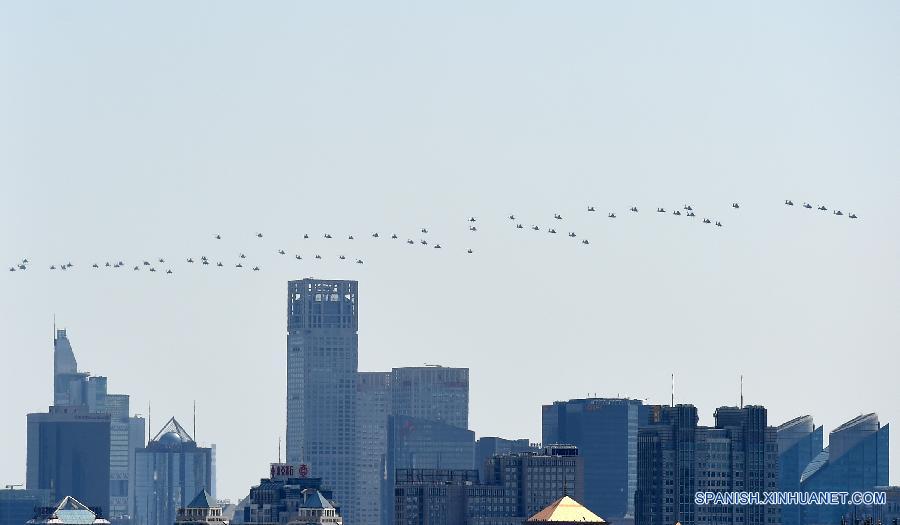 Aviónes en desfile de Día de la Victoria