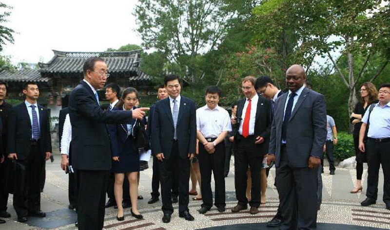 Ban Ki-moon visita el Parque Manantial de Baotu de Jinan 