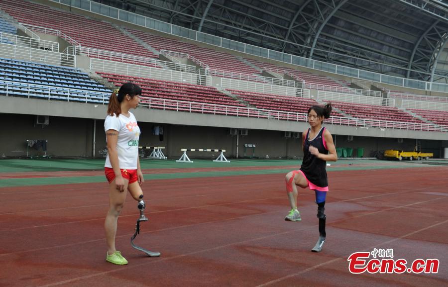 Atletas chinas con prótesis luchan por la medalla