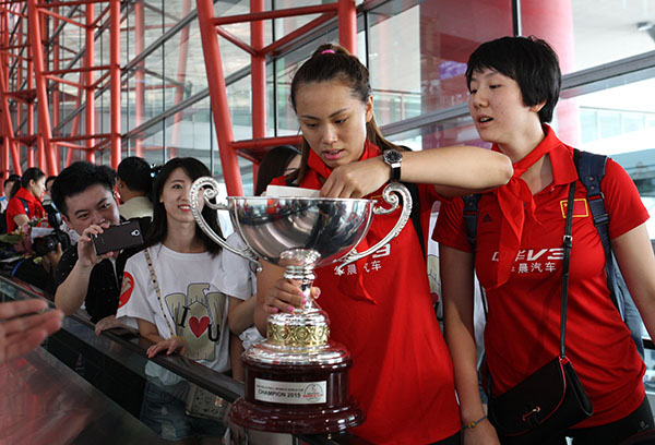 Reciben al equipo de voleibol femenino con todos los honores