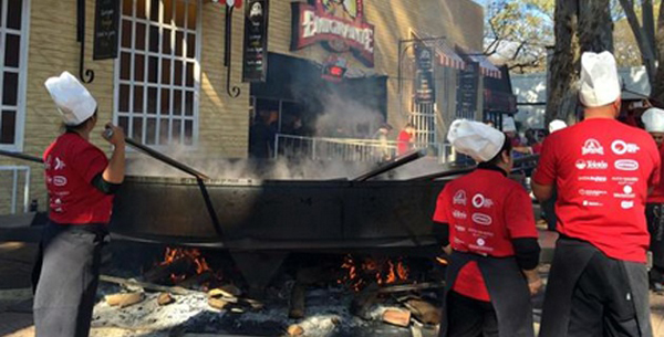 Cocinan en Uruguay el guiso de lentejas más grande del mundo