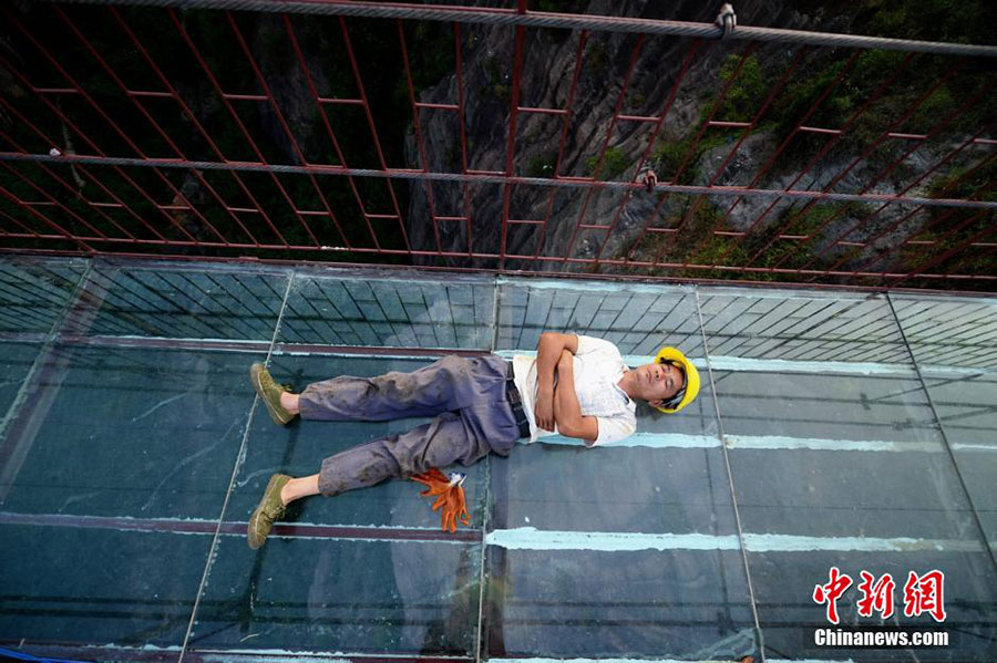 Trabajadores ponen sus vidas pendientes de un hilo