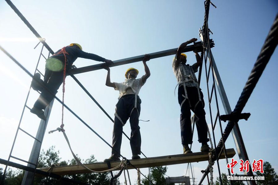 Trabajadores ponen sus vidas pendientes de un hilo