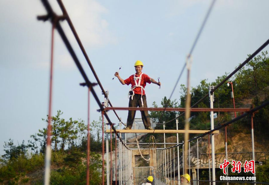 Trabajadores ponen sus vidas pendientes de un hilo