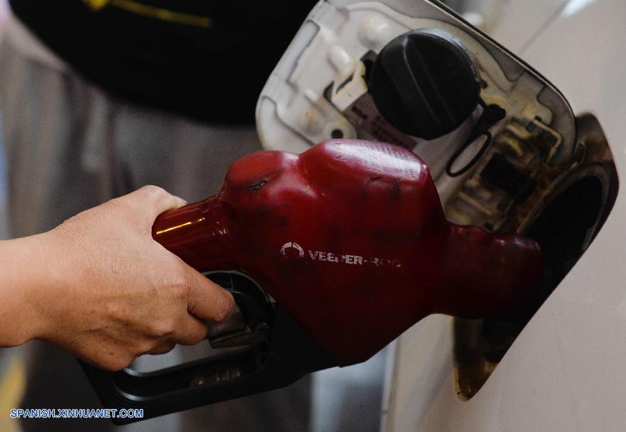 China sube precios minoristas de combustibles