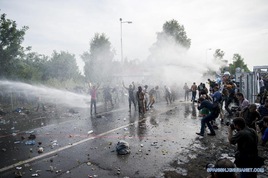 Refugiados caminan por ciudades fronterizas de Austria a Alemania