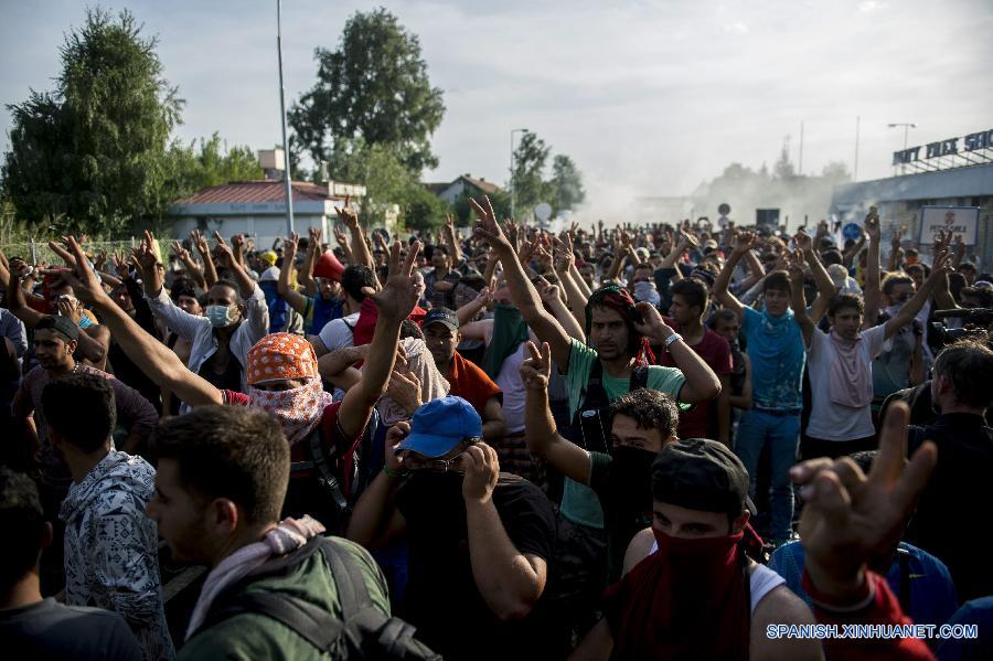 Refugiados caminan por ciudades fronterizas de Austria a Alemania