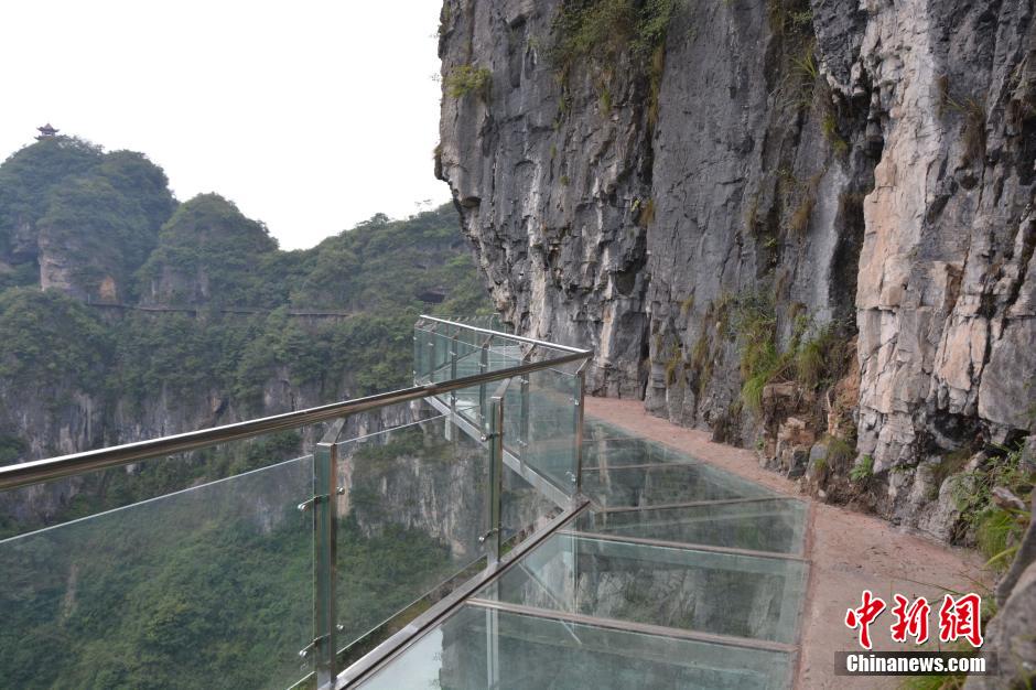 Finalizan la construcción de la primera pasarela de cristal en Guizhou