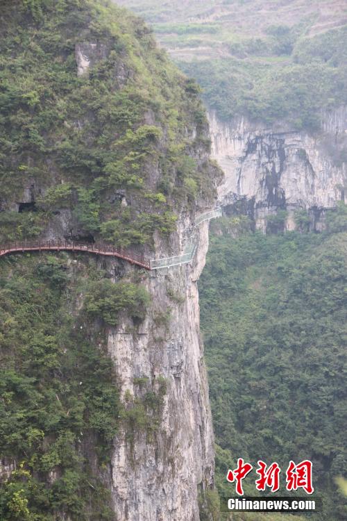 Finalizan la construcción de la primera pasarela de cristal en Guizhou