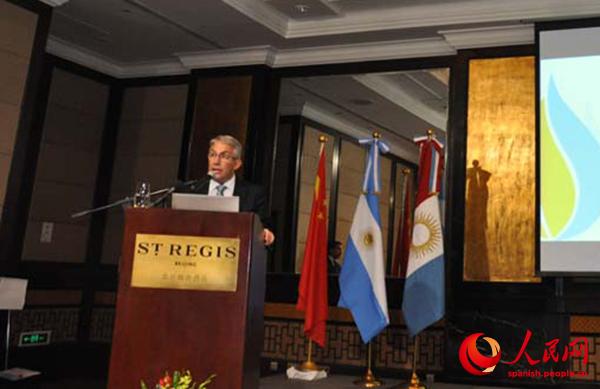 El ministro de Agua, Medio Ambiente y Servicios Públicos, Fabian López, hizo una presentación.[Foto : Pueblo en Línea]