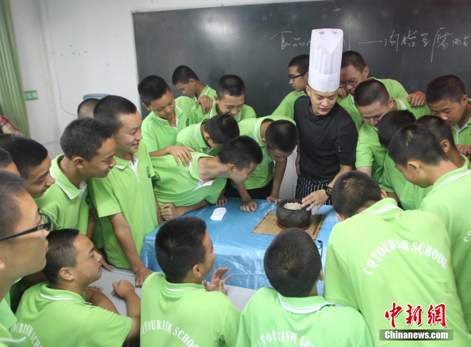 Tu Jianchuan muestra su habilidad de usar un cuchillo de cocina para hacer caligrafía. (Foto: Chinanews /Zhou Yi)