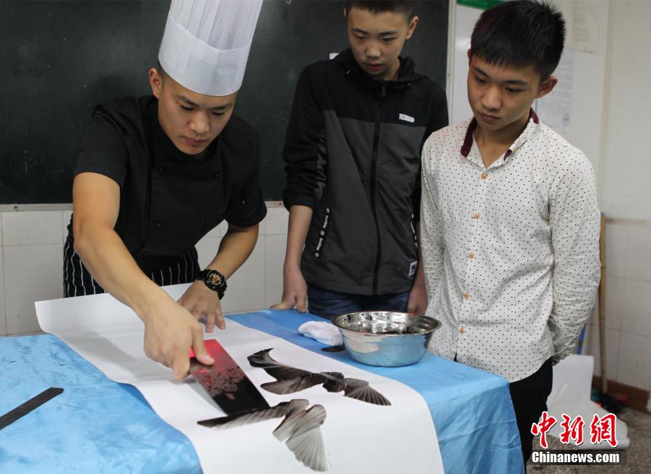 Tu Jianchuan muestra su habilidad de usar un cuchillo de cocina para hacer caligrafía. (Foto: Chinanews /Zhou Yi)