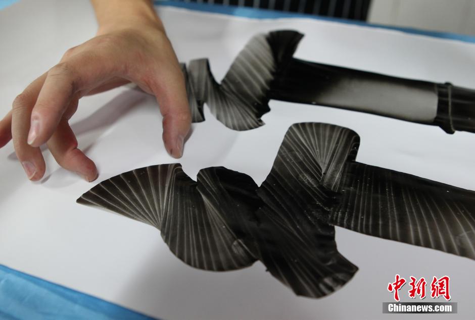 Tu Jianchuan muestra su habilidad de usar un cuchillo de cocina para hacer caligrafía. (Foto: Chinanews /Zhou Yi)