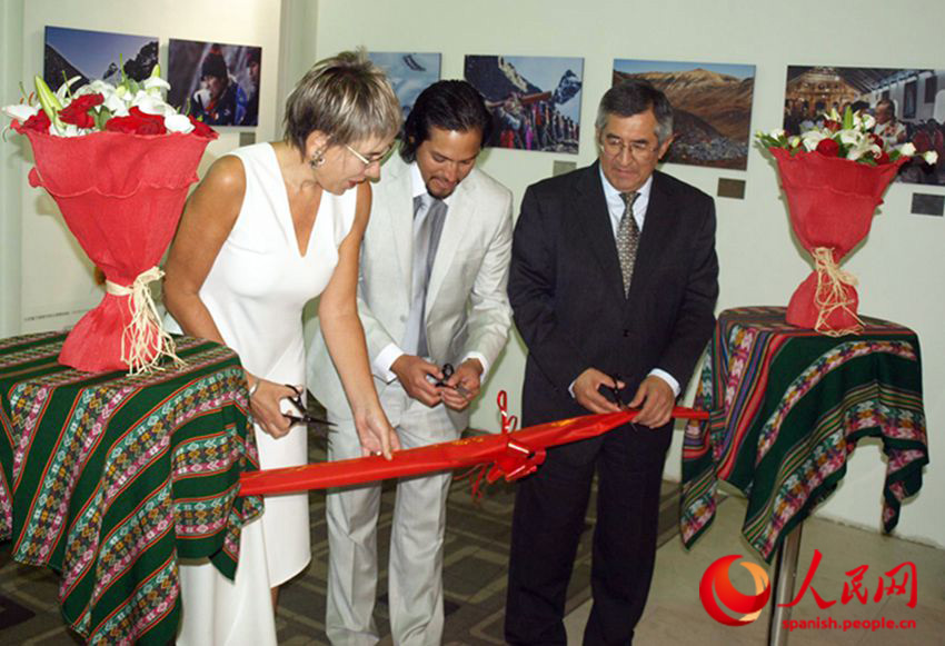 (de izquierda a derecha) Irma González, directora del Instituto Cervantes de Pekín, el fotógrafo peruano Miguel Mejía Castro y Juan Carlos Capu?ay, embajador de Perú en China, inauguran la exposición UKUKUS: Los hijos de la Monta?a Sagrada. (Foto: Cortesía del Instituto Cervantes)