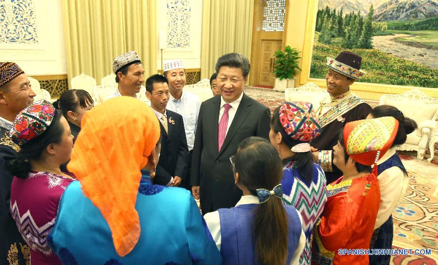 Presidente chino celebra Día Nacional con representantes de minorías étnicas