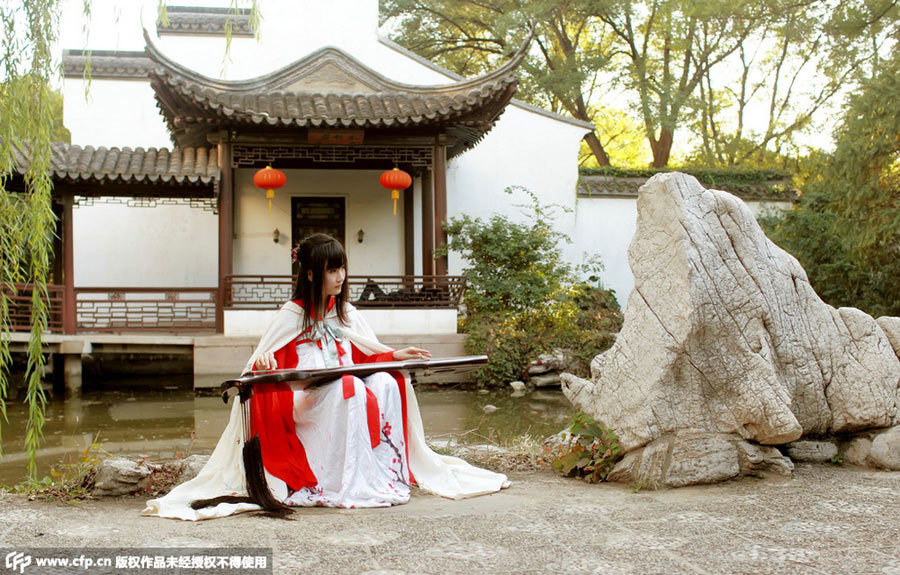 Universitarios aprenden la cultura tradicional china en trajes Han