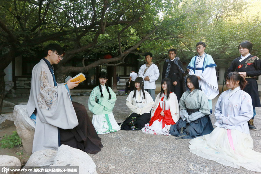 Universitarios aprenden la cultura tradicional china en trajes Han