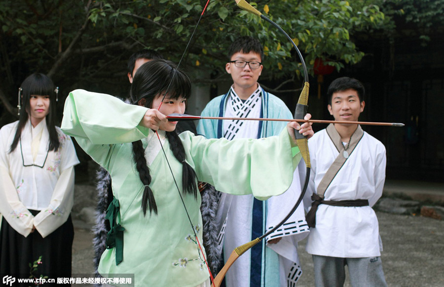 Universitarios aprenden la cultura tradicional china en trajes Han