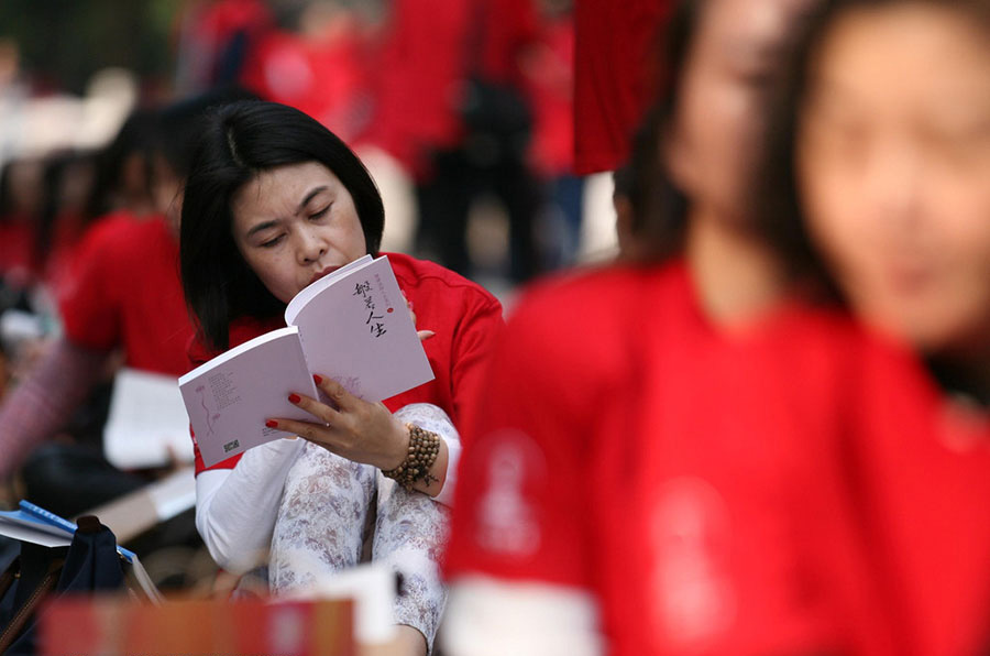 Miles de personas meditan en Nanjing