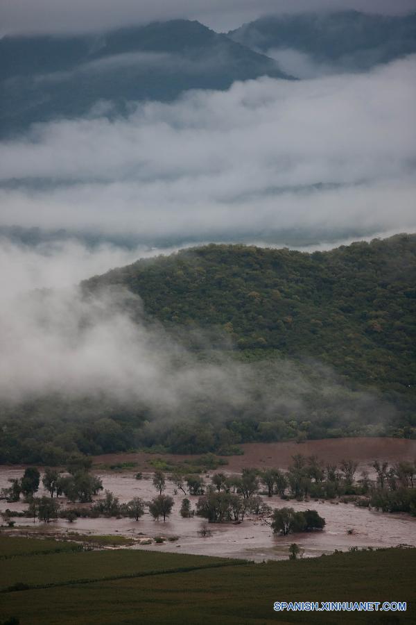 México sigue alerta pese a degradación de huracán "Patricia"