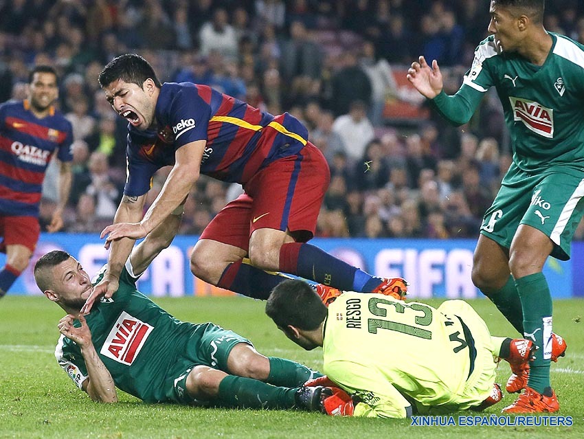 Fútbol: Barcelona gana 3-1 a Eibar con tres goles de uruguayo Luis Suárez